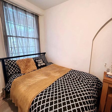 Spacious Studio Flat In ลอนดอน ภายนอก รูปภาพ