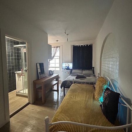 Spacious Studio Flat In ลอนดอน ภายนอก รูปภาพ