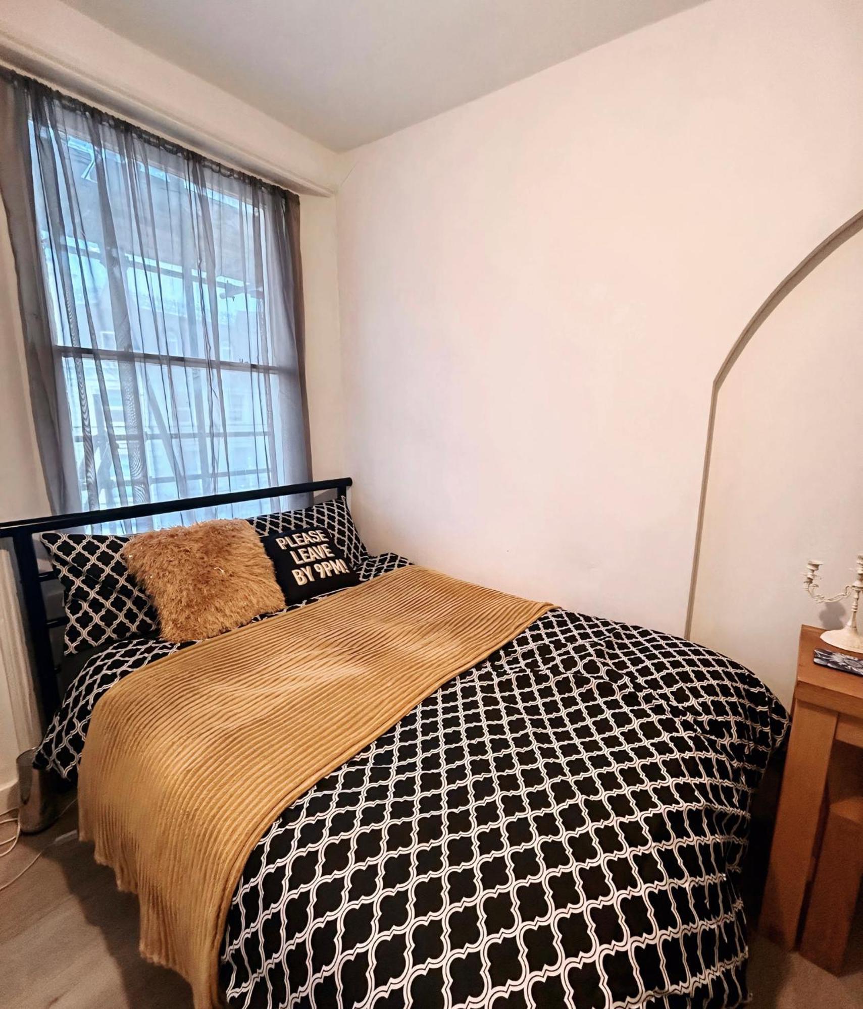 Spacious Studio Flat In ลอนดอน ภายนอก รูปภาพ