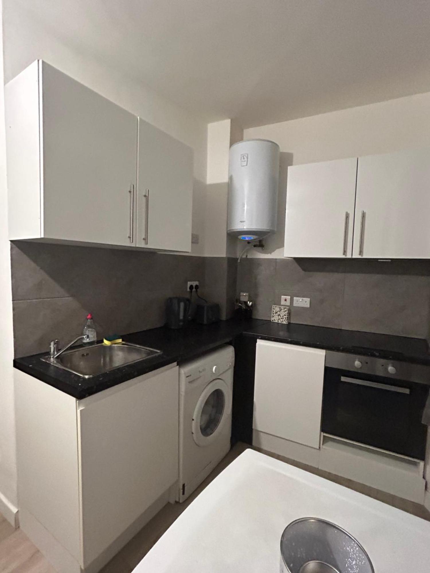 Spacious Studio Flat In ลอนดอน ภายนอก รูปภาพ