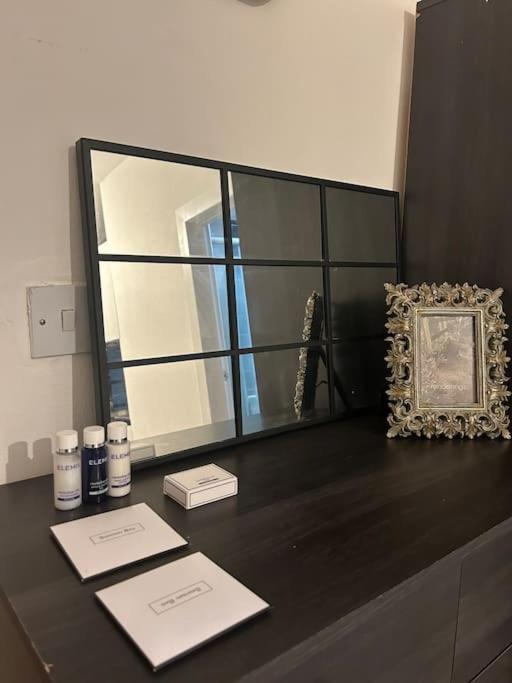 Spacious Studio Flat In ลอนดอน ภายนอก รูปภาพ