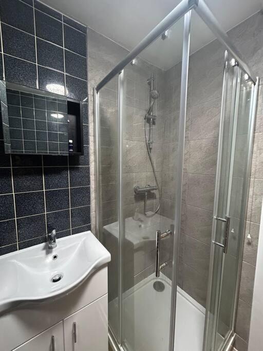Spacious Studio Flat In ลอนดอน ภายนอก รูปภาพ