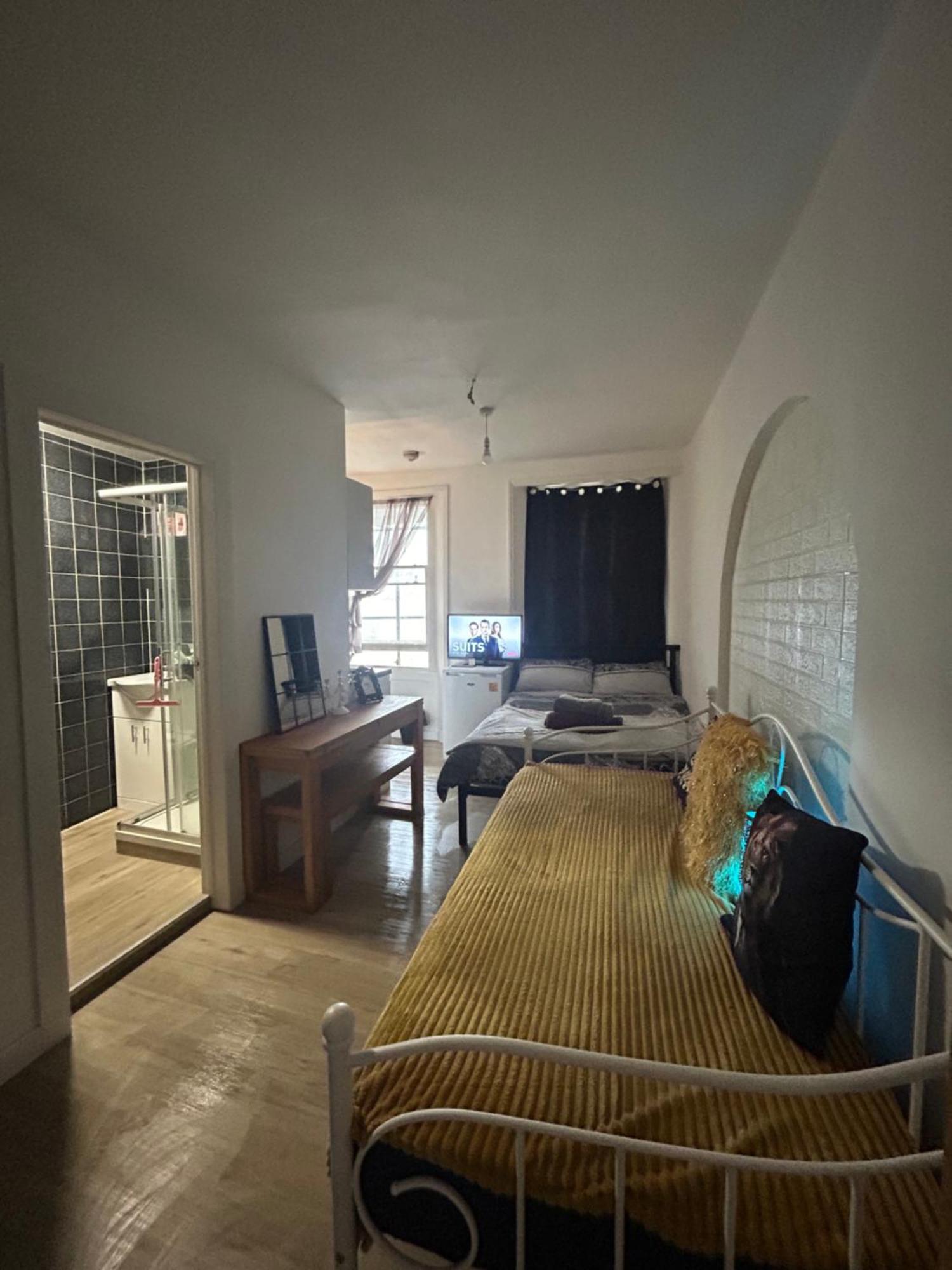 Spacious Studio Flat In ลอนดอน ภายนอก รูปภาพ