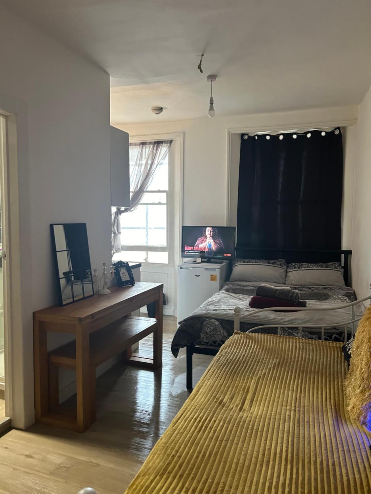 Spacious Studio Flat In ลอนดอน ภายนอก รูปภาพ